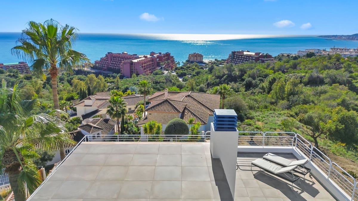 4 bedroom Villa for sale in Benalmadena with pool - € 2,595,000 (Ref: 9503661)