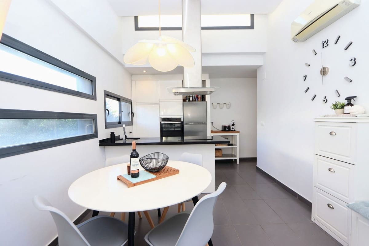 3 bedroom Villa for sale in Villamartin - € 330,000 (Ref: 9508018)