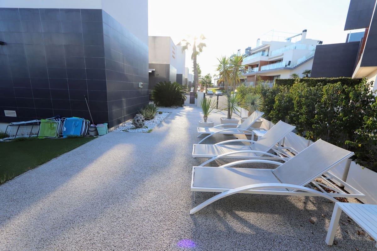 3 bedroom Villa for sale in Villamartin - € 330,000 (Ref: 9508018)