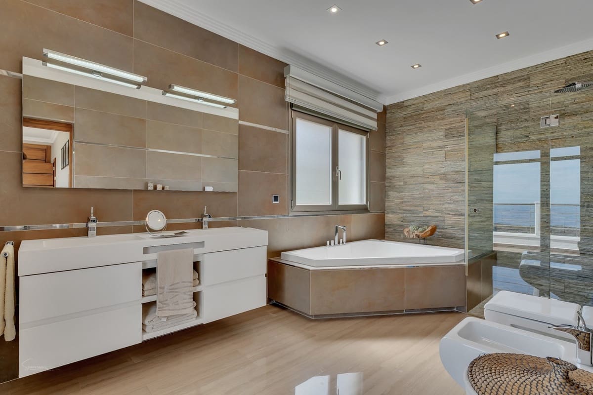 4 bedroom Villa for sale in Benissa with pool - € 1,800,000 (Ref: 9508024)