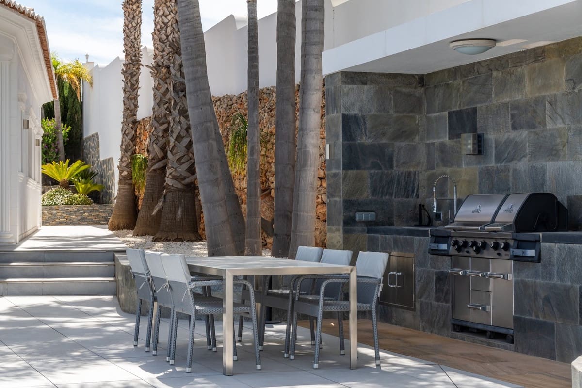 4 bedroom Villa for sale in Benissa with pool - € 1,800,000 (Ref: 9508024)