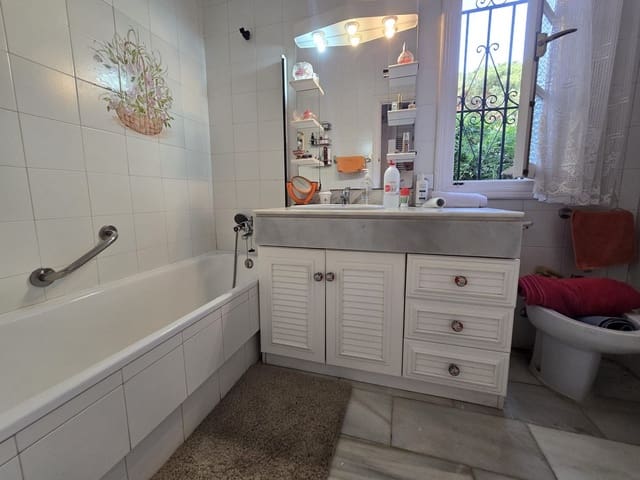 4 sypialnia Willa na sprzedaż w Calahonda, Mijas z basenem - 890 000 € (Ref: 9511407)