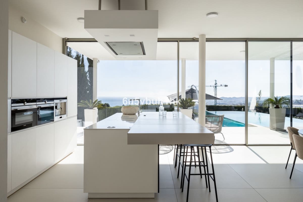 4 bedroom Villa for sale in Benalmadena with pool - € 5,400,000 (Ref: 9518102)