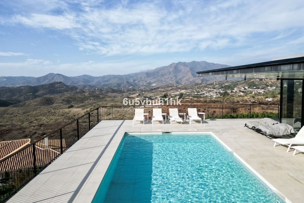 Chalet de 4 habitaciones en Valtocado en venta con piscina - 2.450.000 € (Ref: 9518122)