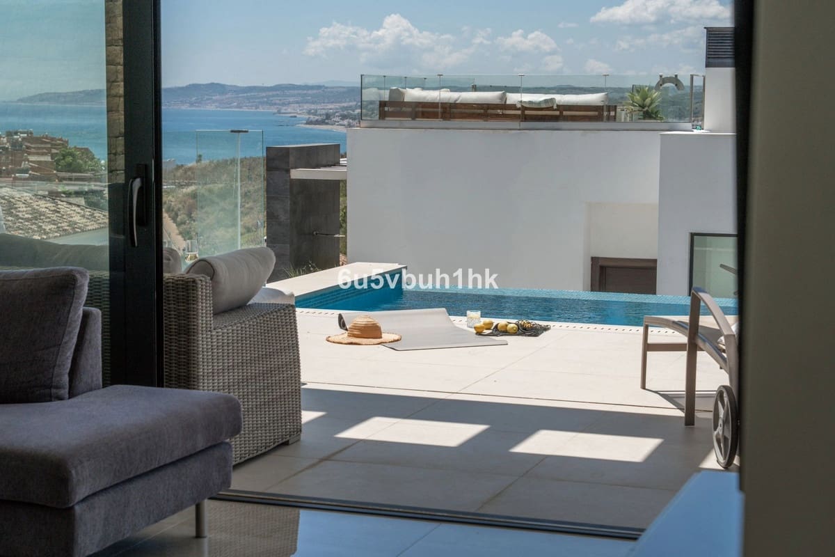 5 bedroom Villa for sale in Estepona with pool - € 2,195,000 (Ref: 9518133)