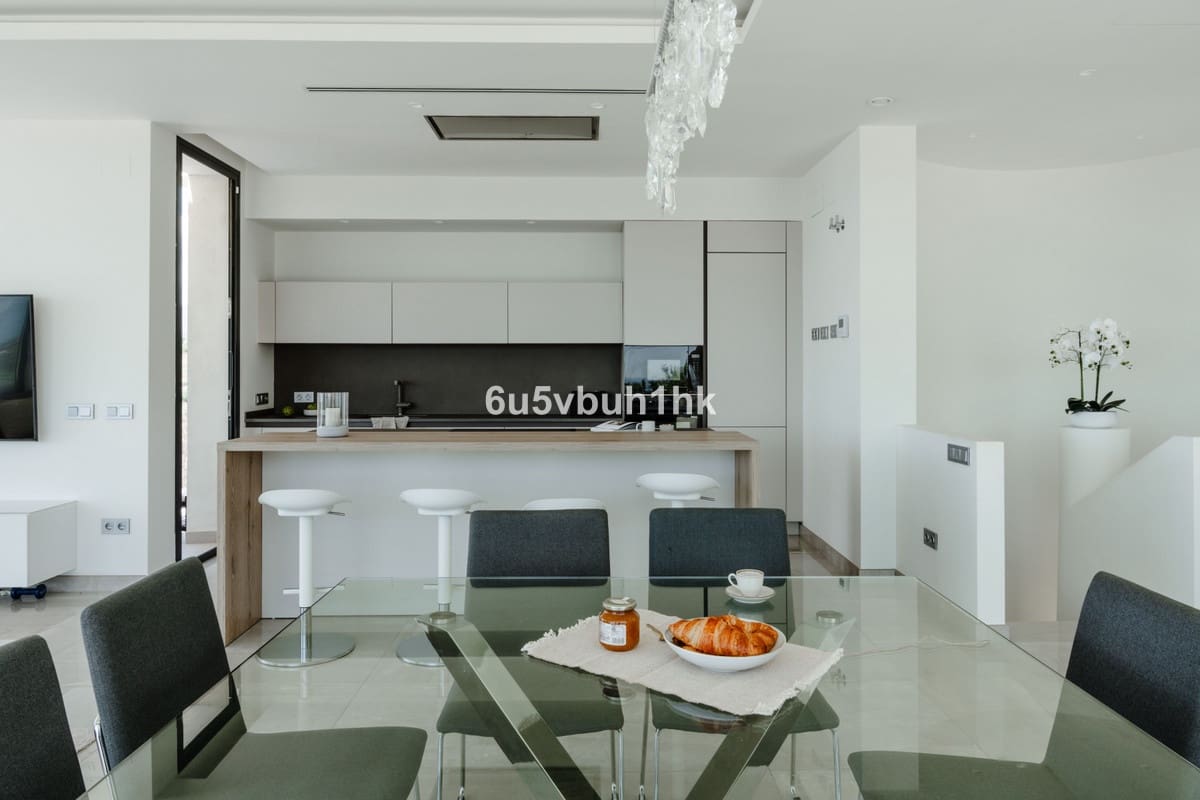 5 bedroom Villa for sale in Estepona with pool - € 2,195,000 (Ref: 9518133)