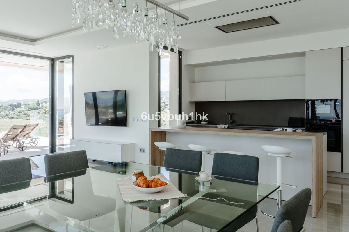 5 bedroom Villa for sale in Estepona with pool - € 2,195,000 (Ref: 9518133)