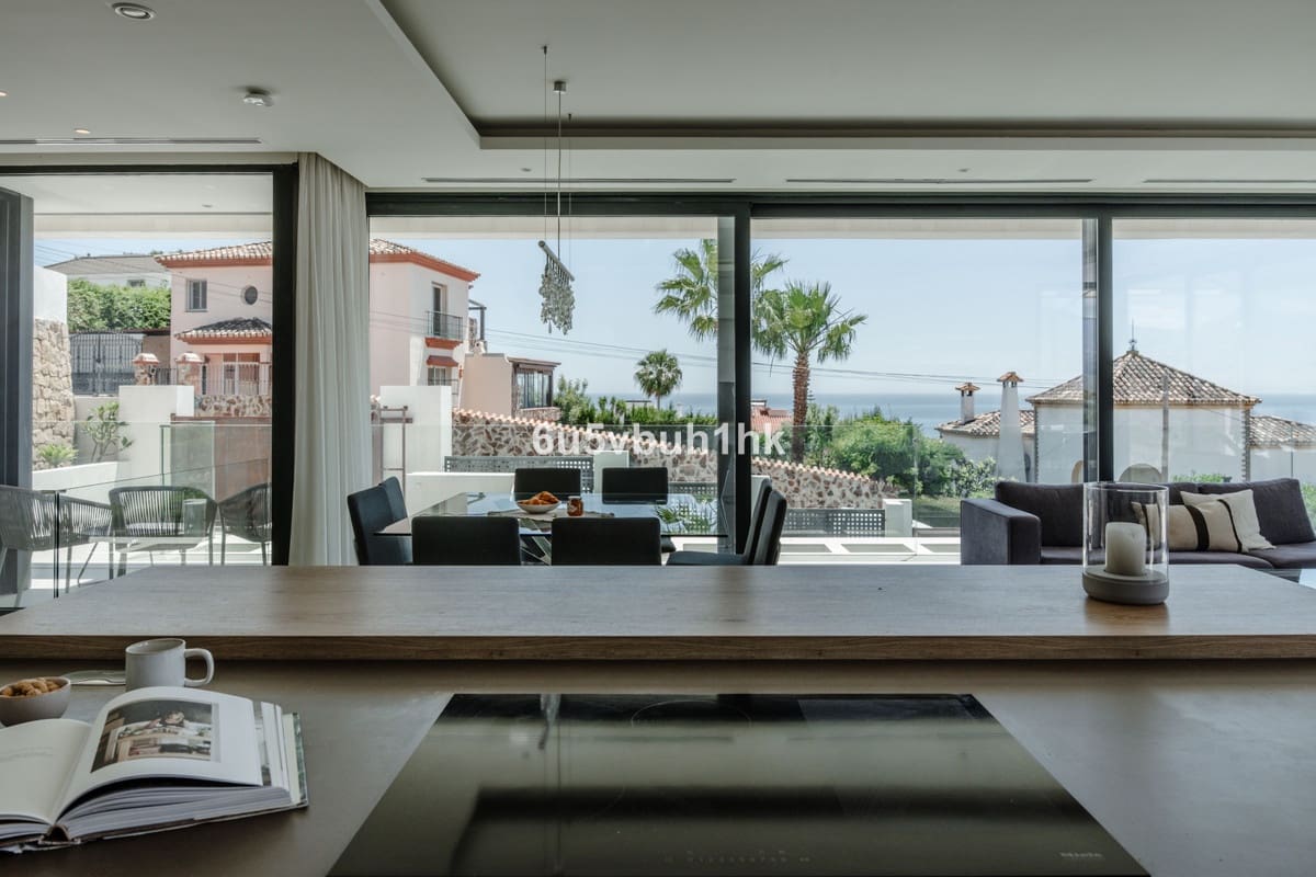 5 bedroom Villa for sale in Estepona with pool - € 2,195,000 (Ref: 9518133)