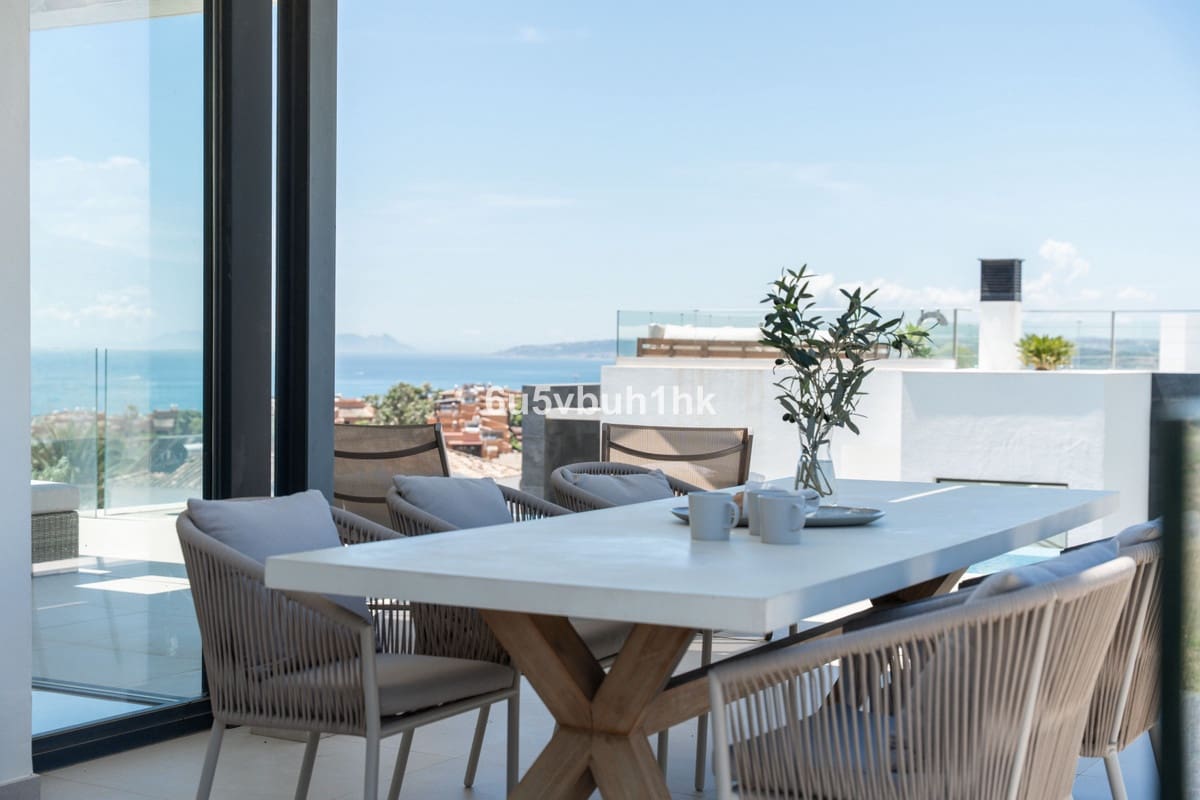 5 bedroom Villa for sale in Estepona with pool - € 2,195,000 (Ref: 9518133)