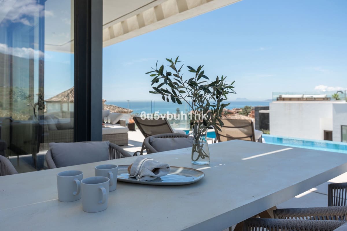5 bedroom Villa for sale in Estepona with pool - € 2,195,000 (Ref: 9518133)