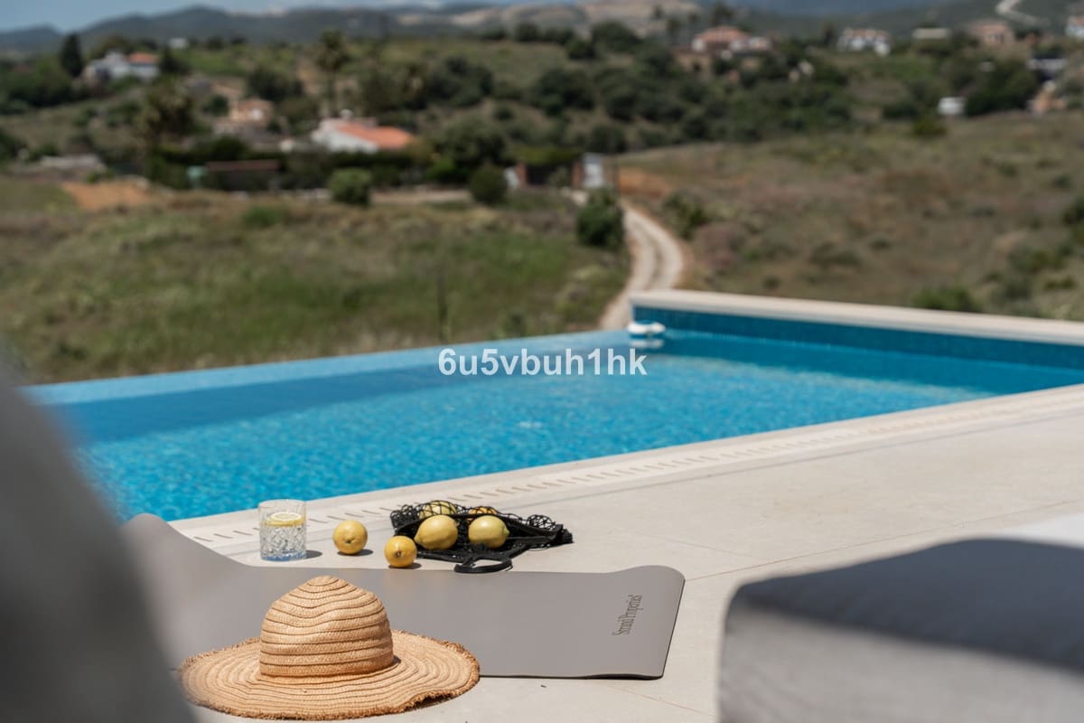 5 bedroom Villa for sale in Estepona with pool - € 2,195,000 (Ref: 9518133)