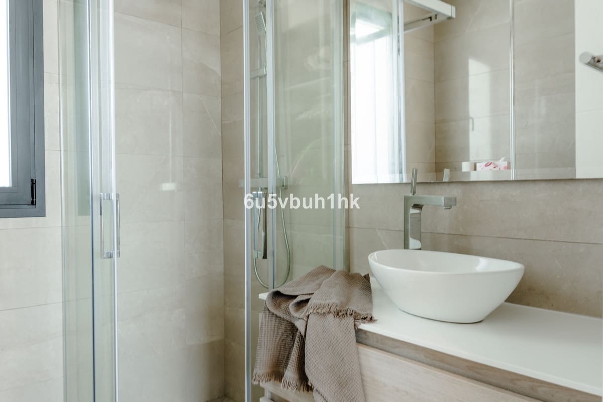 5 bedroom Villa for sale in Estepona with pool - € 2,195,000 (Ref: 9518133)