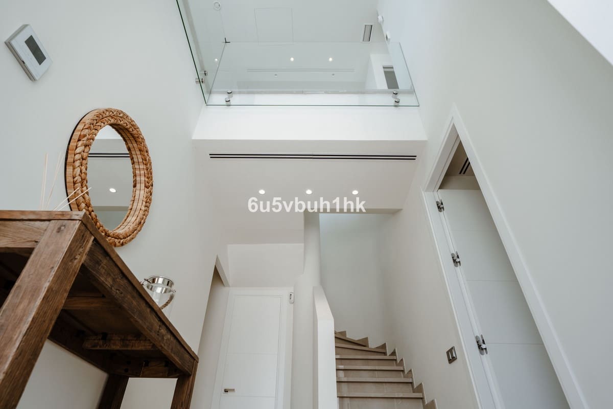 5 bedroom Villa for sale in Estepona with pool - € 2,195,000 (Ref: 9518133)