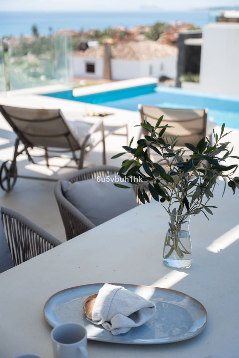 5 bedroom Villa for sale in Estepona with pool - € 2,195,000 (Ref: 9518133)