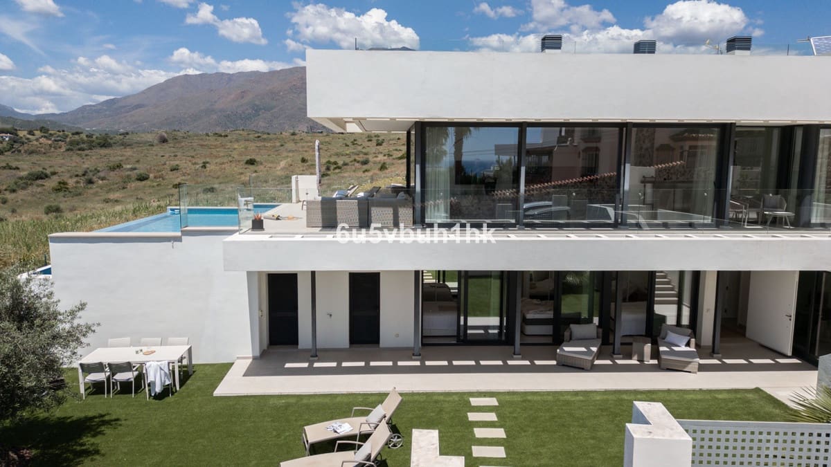 5 bedroom Villa for sale in Estepona with pool - € 2,195,000 (Ref: 9518133)