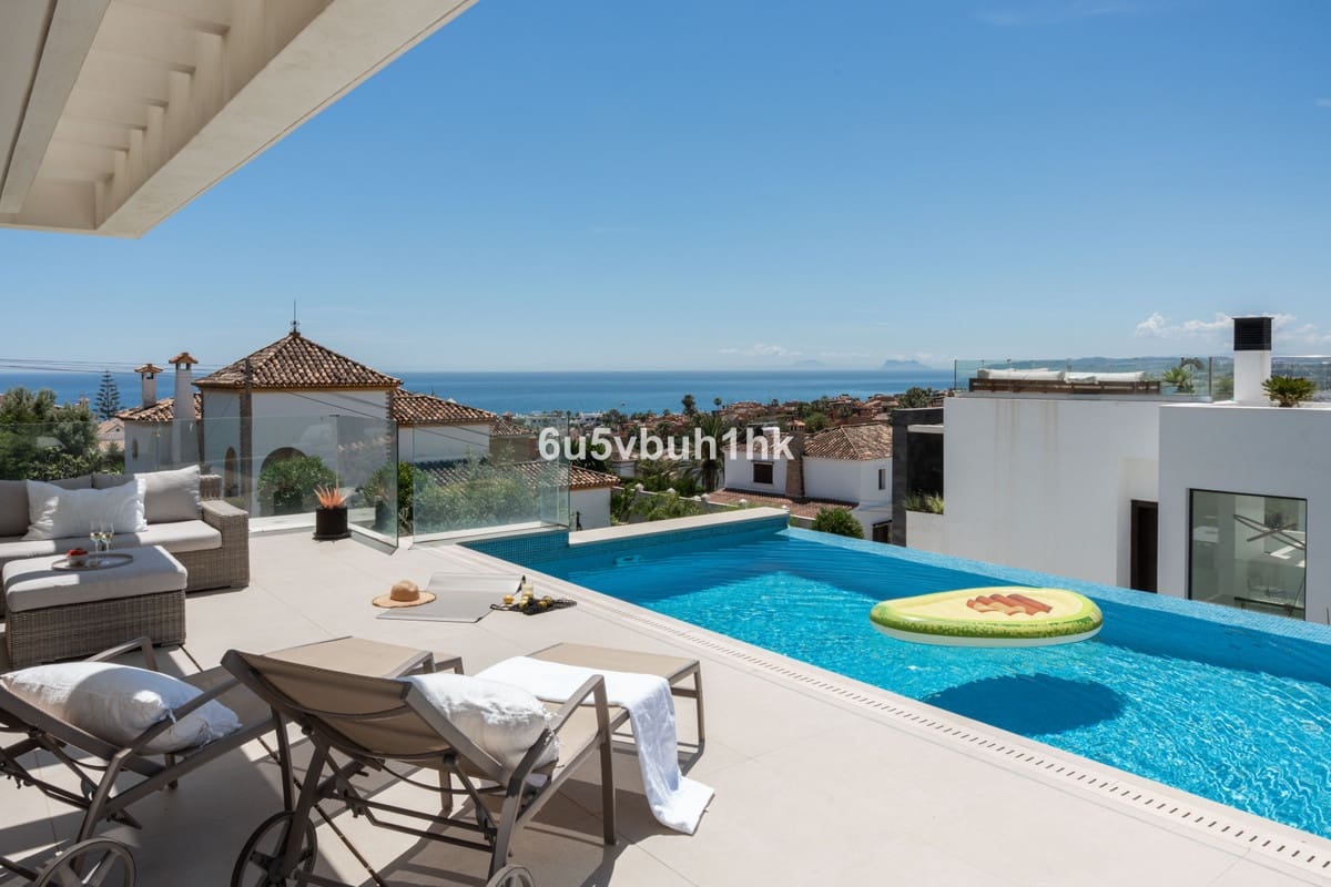 5 bedroom Villa for sale in Estepona with pool - € 2,195,000 (Ref: 9518133)