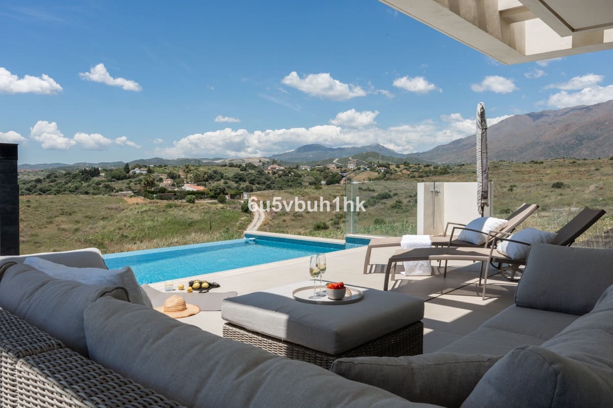 5 bedroom Villa for sale in Estepona with pool - € 2,195,000 (Ref: 9518133)