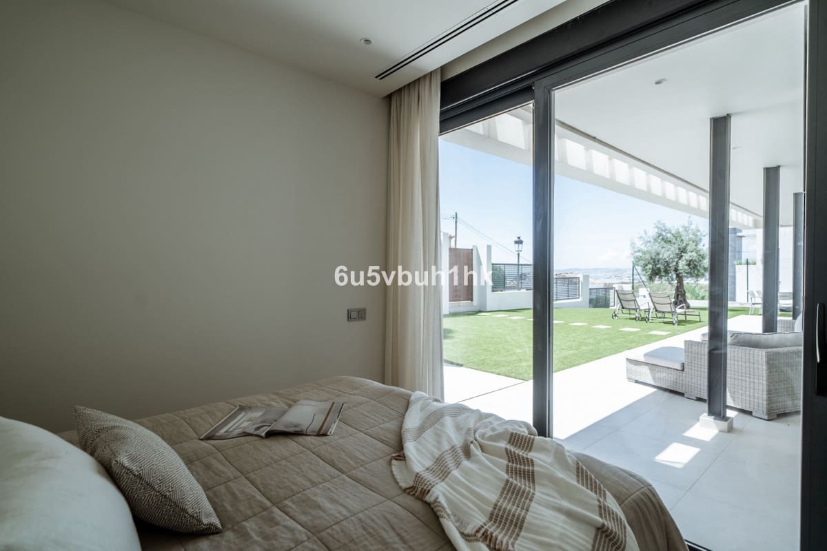 5 bedroom Villa for sale in Estepona with pool - € 2,195,000 (Ref: 9518133)