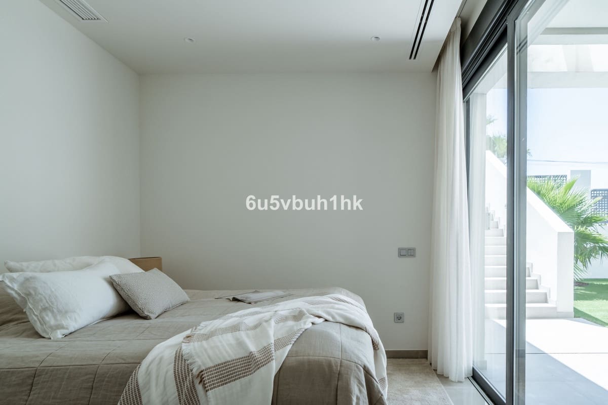 5 bedroom Villa for sale in Estepona with pool - € 2,195,000 (Ref: 9518133)