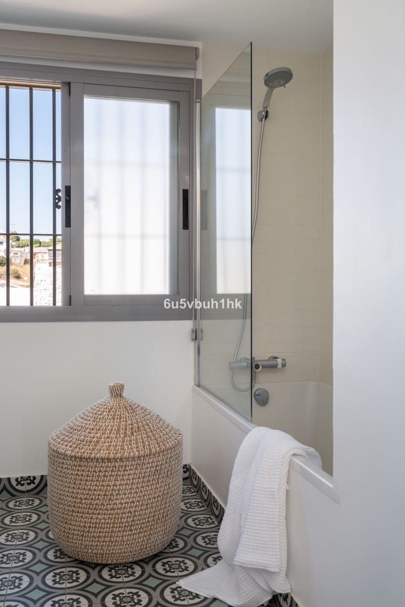 5 makuuhuone Omakotitalo myytävänä paikassa Fuengirola mukana uima-altaan - 614 000 € (Ref: 9518145)