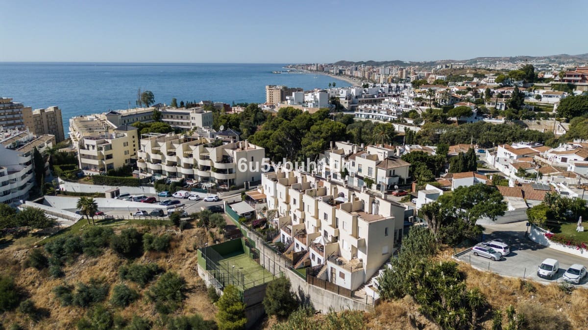 5 makuuhuone Omakotitalo myytävänä paikassa Fuengirola mukana uima-altaan - 614 000 € (Ref: 9518145)