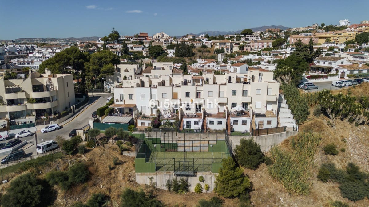 5 makuuhuone Omakotitalo myytävänä paikassa Fuengirola mukana uima-altaan - 614 000 € (Ref: 9518145)