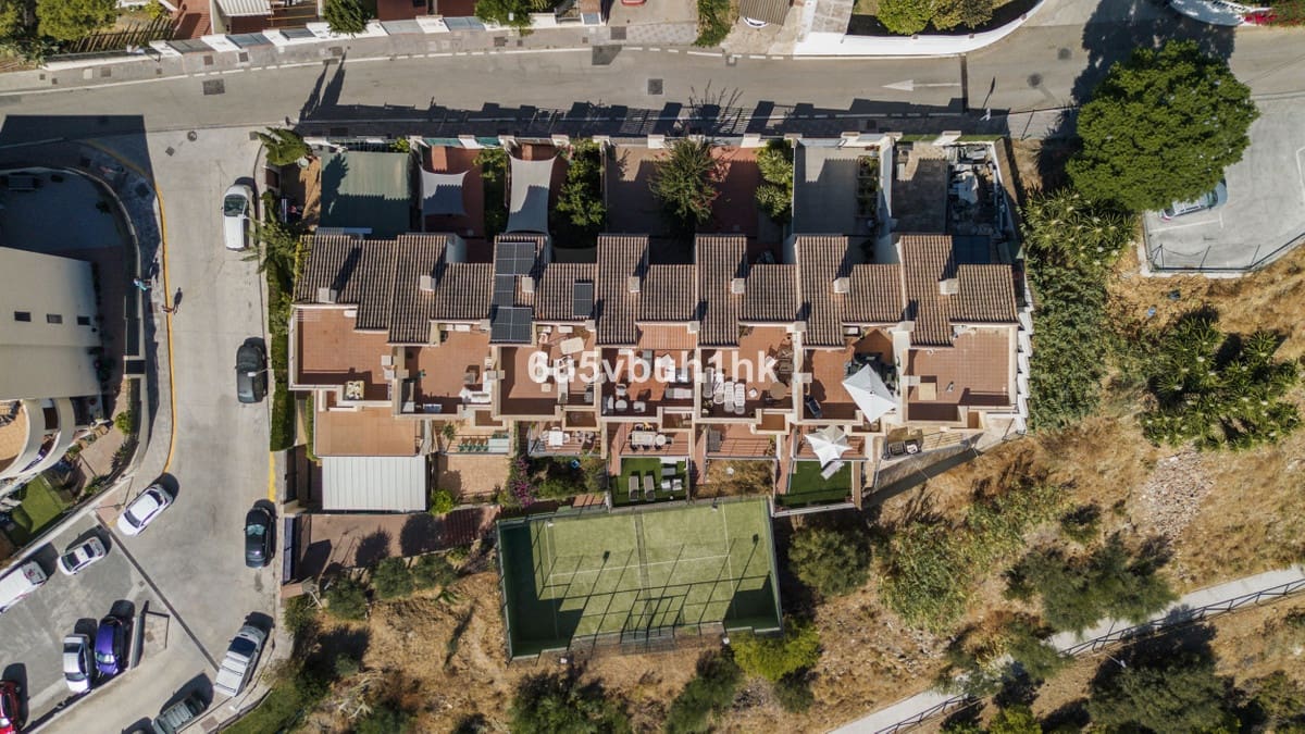 5 makuuhuone Omakotitalo myytävänä paikassa Fuengirola mukana uima-altaan - 614 000 € (Ref: 9518145)