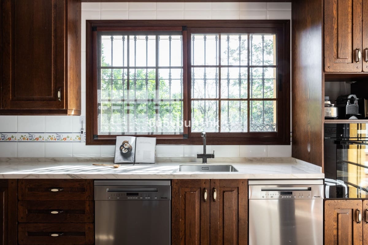 4 bedroom Villa for sale in San Pedro de Alcantara with pool - € 1,695,000 (Ref: 9518150)