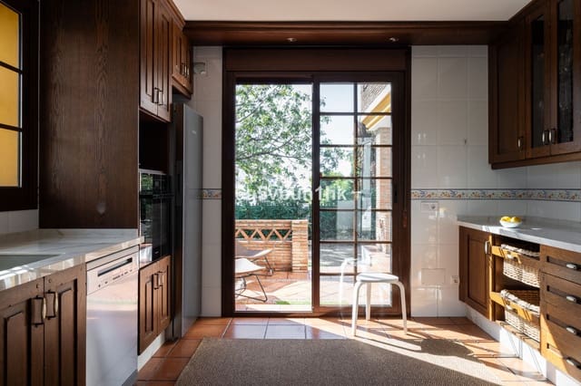 4 bedroom Villa for sale in San Pedro de Alcántara Pueblo, Marbella with pool - € 1,695,000 (Ref: 9518150)