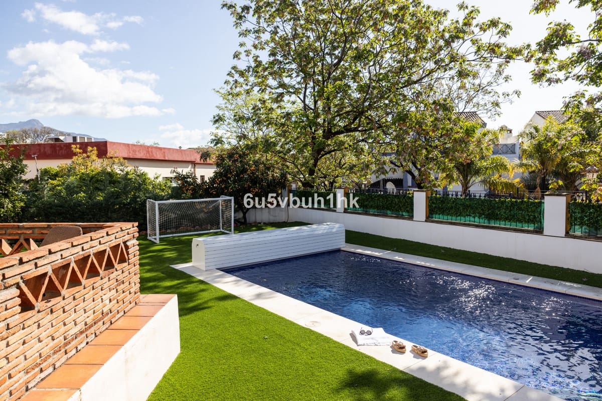 4 bedroom Villa for sale in San Pedro de Alcantara with pool - € 1,695,000 (Ref: 9518150)