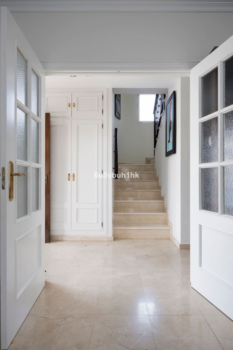 5 Zimmer Villa zu verkaufen in La Sierrezuela mit Pool - 867.000 € (Ref: 9518160)