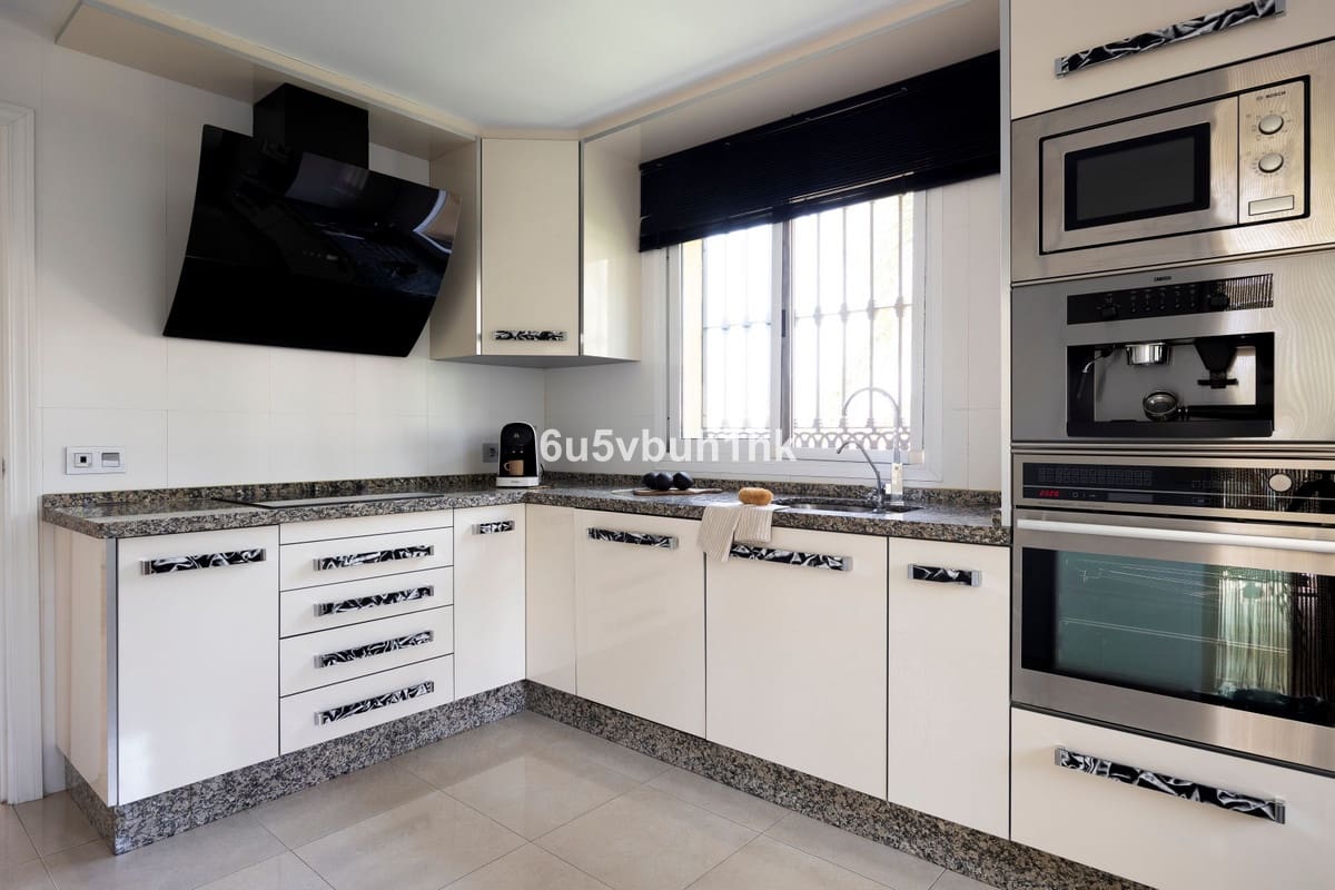 5 Zimmer Villa zu verkaufen in La Sierrezuela mit Pool - 867.000 € (Ref: 9518160)