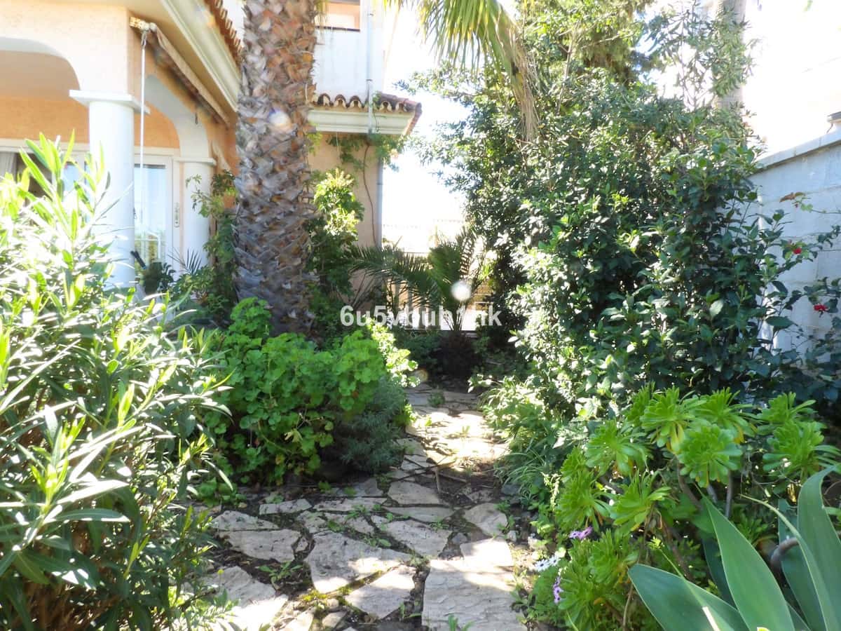 3 bedroom Villa for sale in Fuengirola with pool - € 1,225,000 (Ref: 9518177)