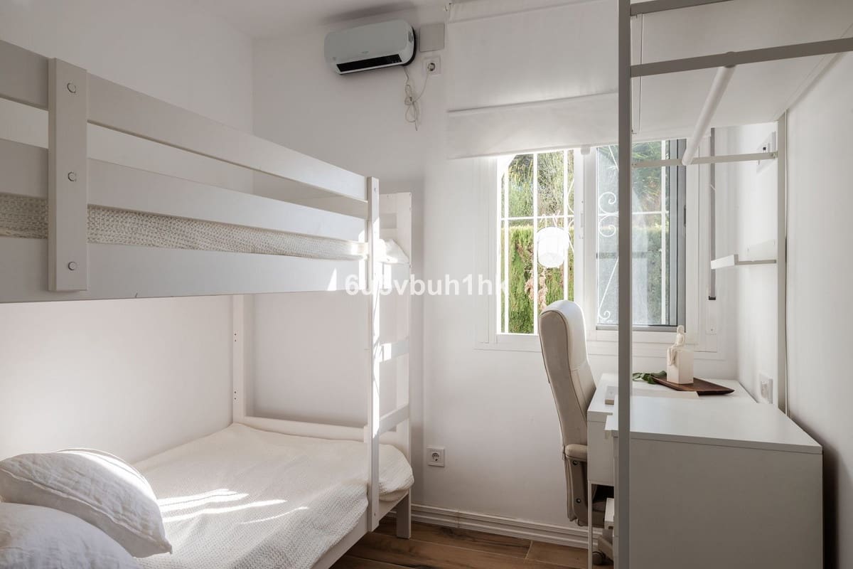 Apartamento de 2 habitaciones en Estepona en venta - 218.000 € (Ref: 9518192)