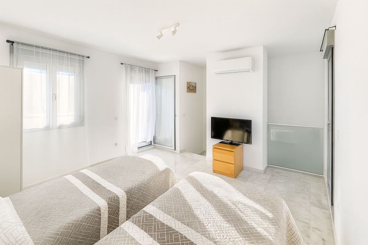 3 bedroom Apartment for sale in Riviera del Sol - € 420,000 (Ref: 9518222)