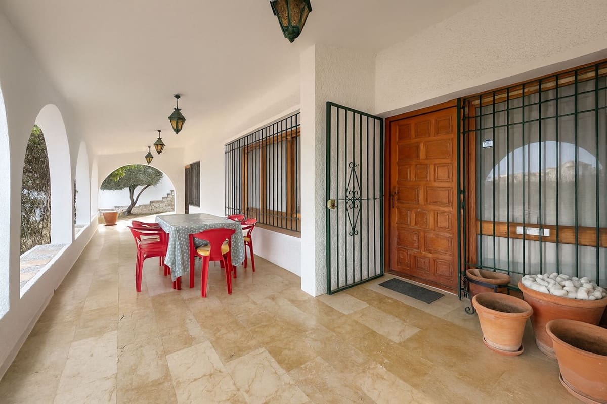 Chalet de 3 habitaciones en Cerro del Aguila en venta con piscina - 720.000 € (Ref: 9518223)