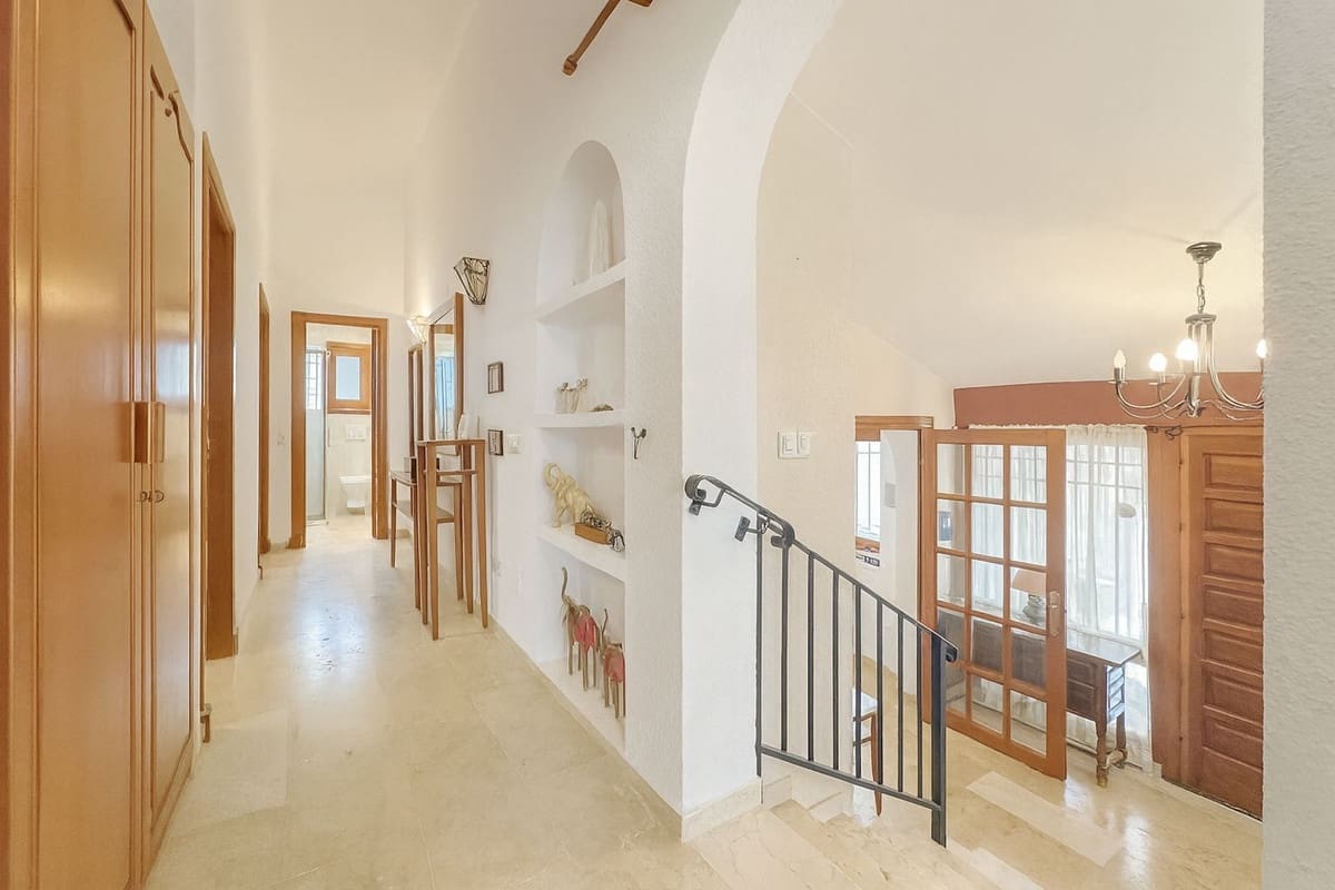 Chalet de 3 habitaciones en Cerro del Aguila en venta con piscina - 720.000 € (Ref: 9518223)
