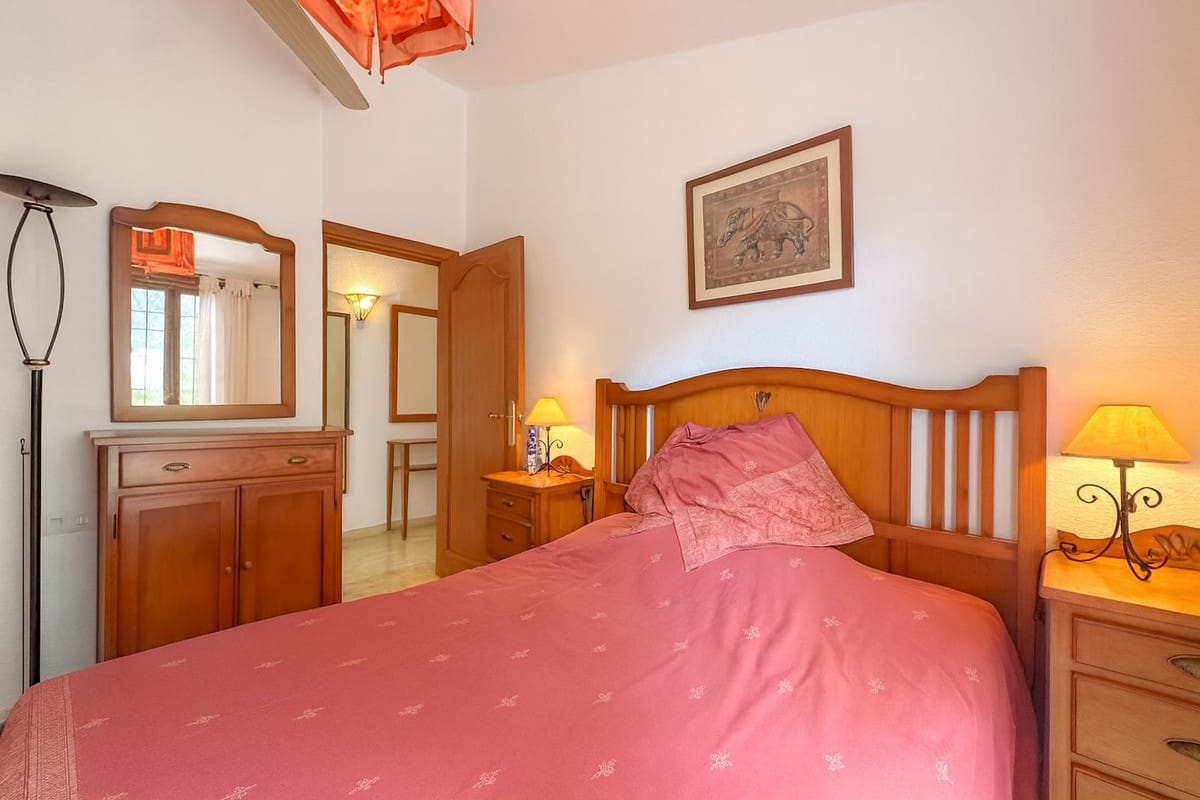 Chalet de 3 habitaciones en Cerro del Aguila en venta con piscina - 720.000 € (Ref: 9518223)