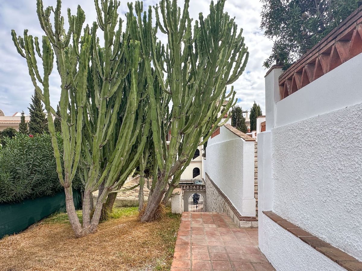 Chalet de 3 habitaciones en Cerro del Aguila en venta con piscina - 720.000 € (Ref: 9518223)