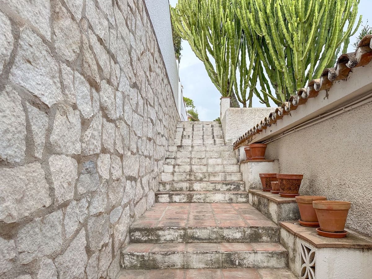 Chalet de 3 habitaciones en Cerro del Aguila en venta con piscina - 720.000 € (Ref: 9518223)