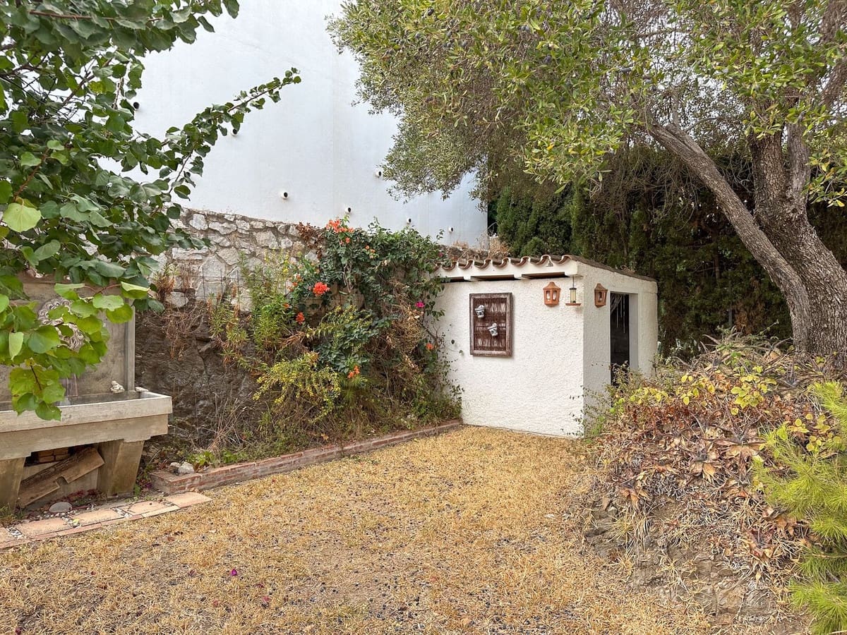 Chalet de 3 habitaciones en Cerro del Aguila en venta con piscina - 720.000 € (Ref: 9518223)