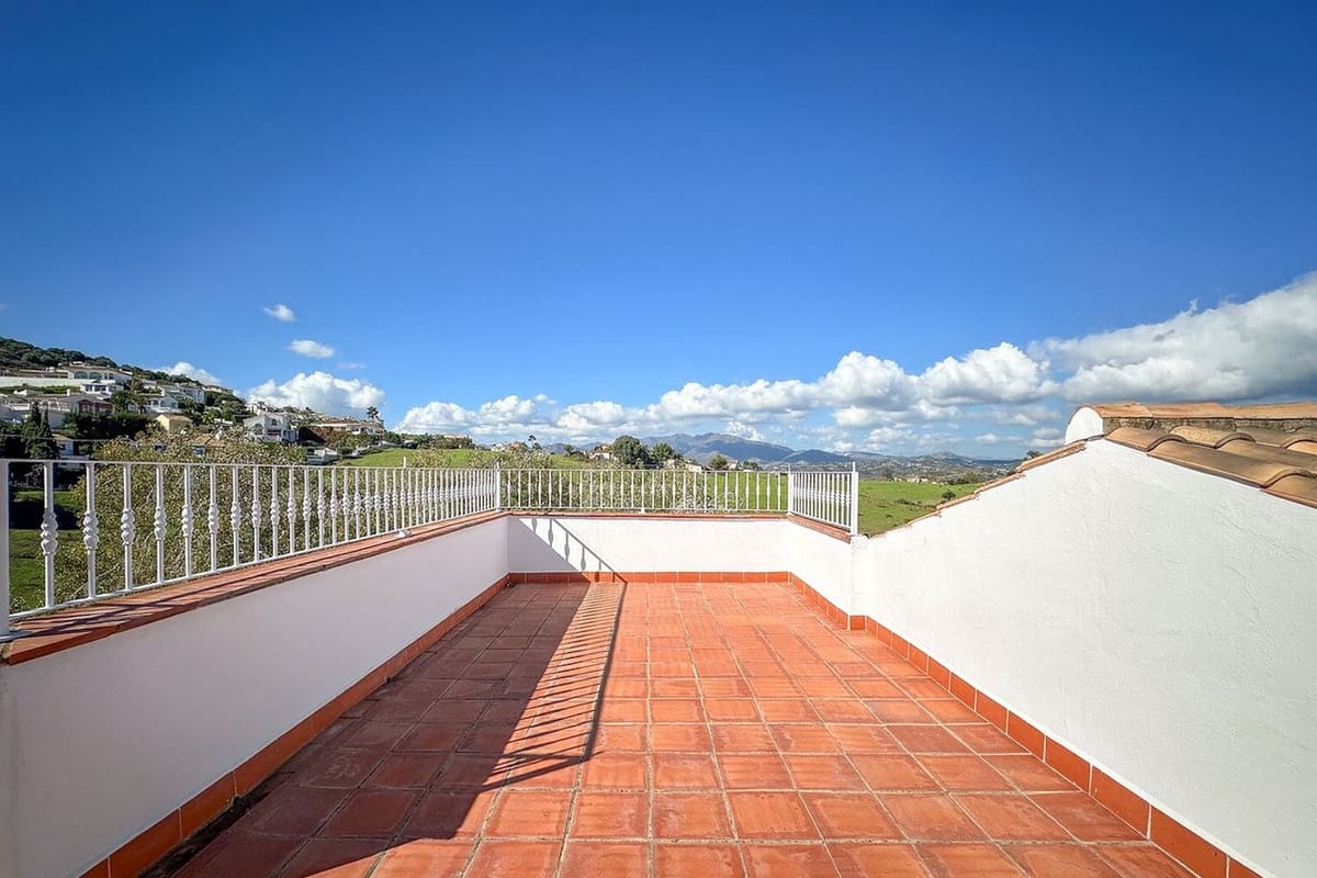 4 bedroom Villa for sale in Cerro del Aguila with pool - € 995,000 (Ref: 9518231)