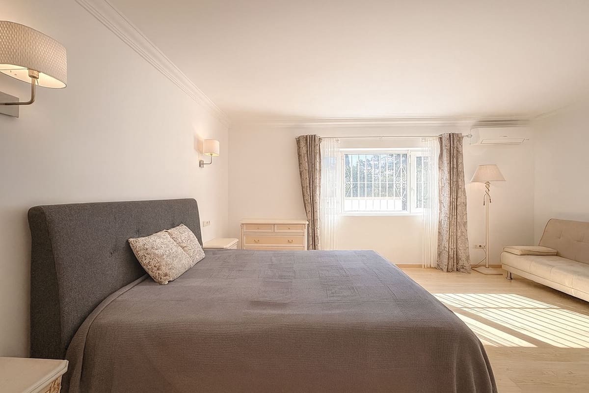 4 bedroom Villa for sale in Cerro del Aguila with pool - € 995,000 (Ref: 9518231)