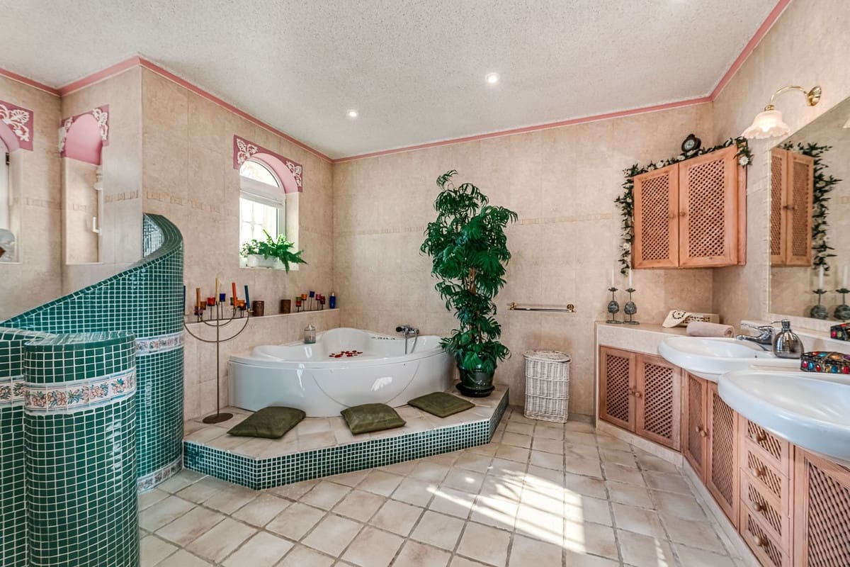 Chalet de 9 habitaciones en Cerro del Aguila en venta con piscina - 7.000.000 € (Ref: 9518236)