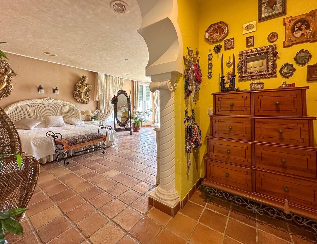 Chalet de 9 habitaciones en Cerro del Aguila en venta con piscina - 7.000.000 € (Ref: 9518236)