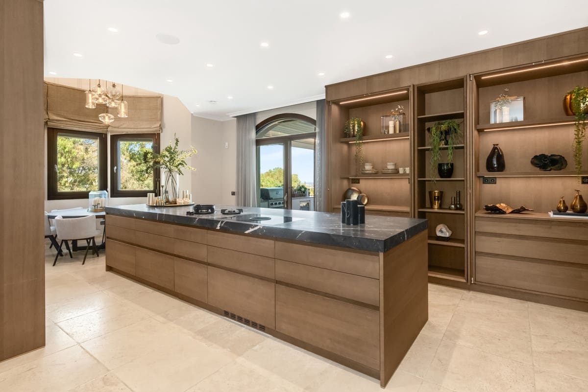 7 bedroom Villa for sale in Benahavis - € 8,350,000 (Ref: 9518244)