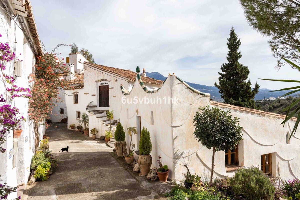 31 bedroom Townhouse for sale in Vinuela with pool - € 2,950,000 (Ref: 9520524)