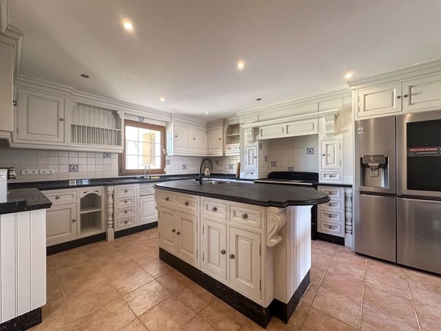 Chalet de 4 habitaciones en Mijas pueblo, Mijas en venta con piscina - 575.000 € (Ref: 9525884)