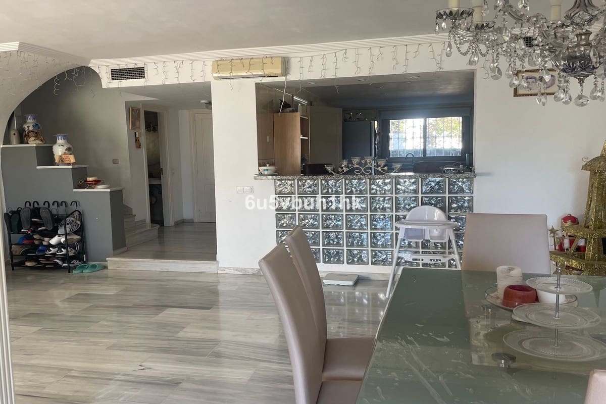 4 quarto Casa em Banda para venda em Estepona - 580 000 € (Ref: 9529140)