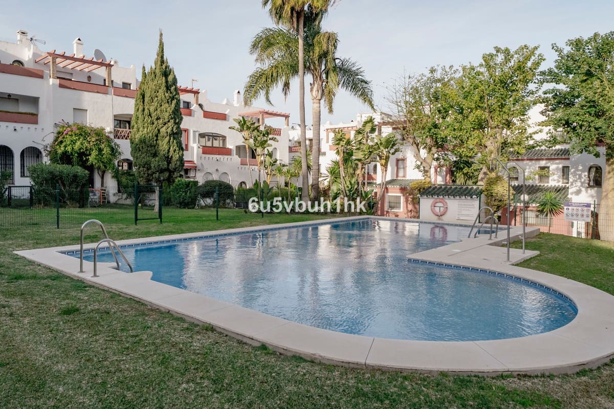 4 quarto Casa em Banda para venda em Estepona - 580 000 € (Ref: 9529140)